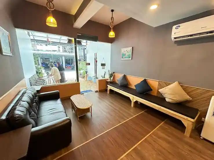 The Photo showing the exterior, interior, staff, and atmosphere of Relax Room Massage สุขุมวิท 24