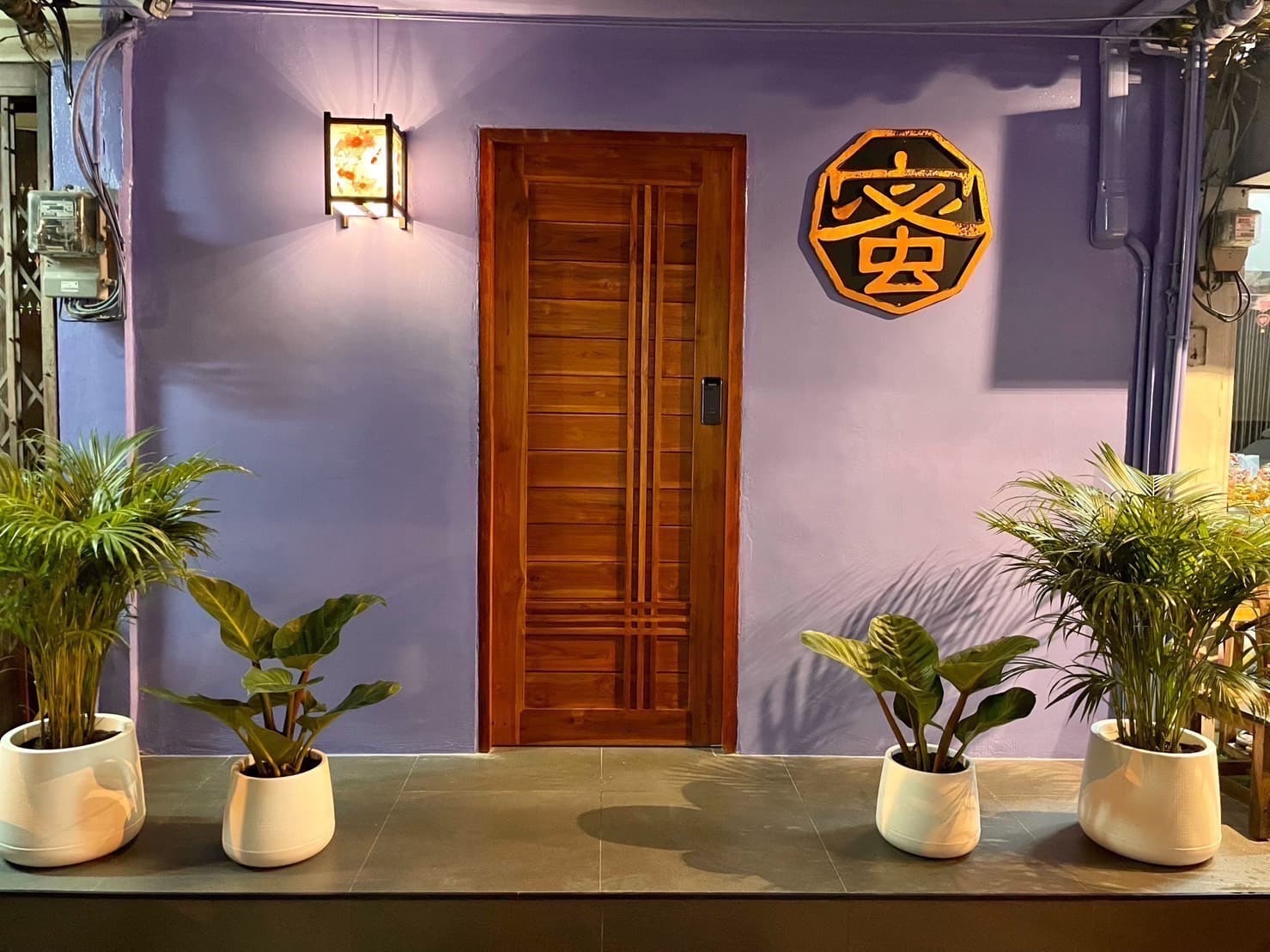 The Photo showing the exterior, interior, staff, and atmosphere of 蜜 CLASSIC No.0