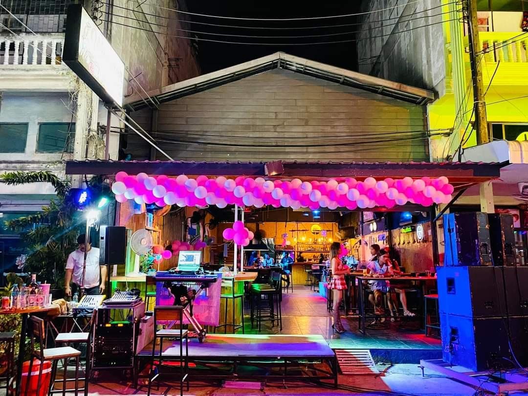 The Photo showing the exterior, interior, staff, and atmosphere of ร้าน wanwaan interfood bar&restaurant