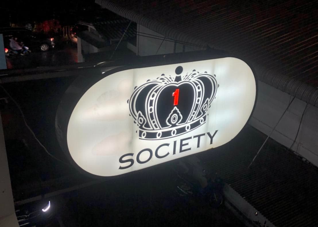 The Photo showing the exterior, interior, staff, and atmosphere of  1Society สุขุมวิท39