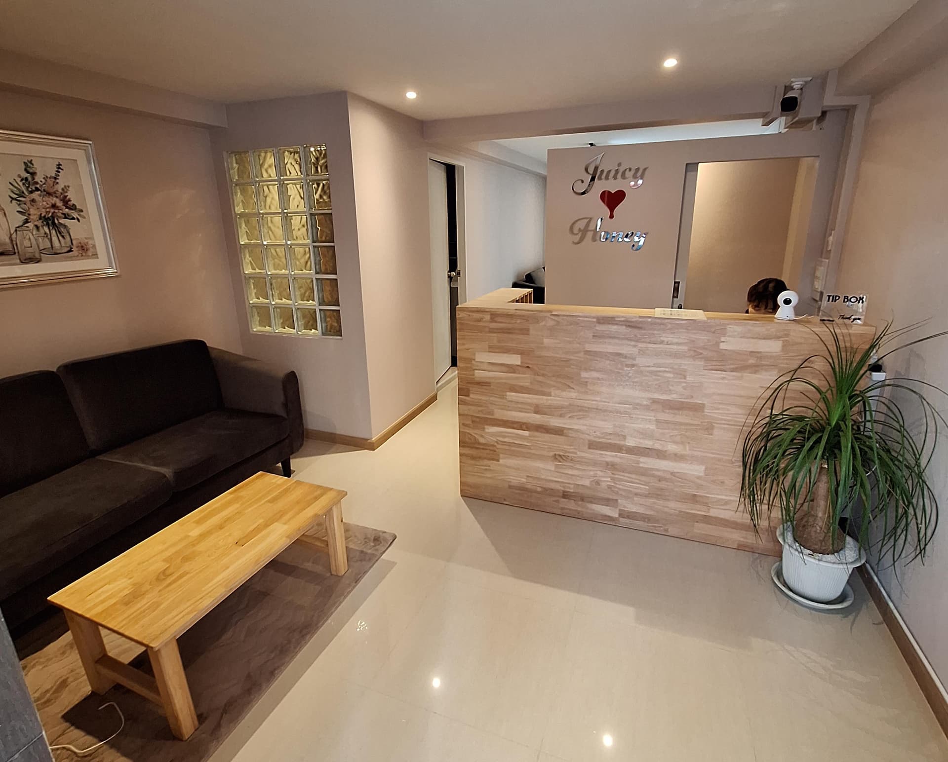 The Photo showing the exterior, interior, staff, and atmosphere of Juicy honey No.0